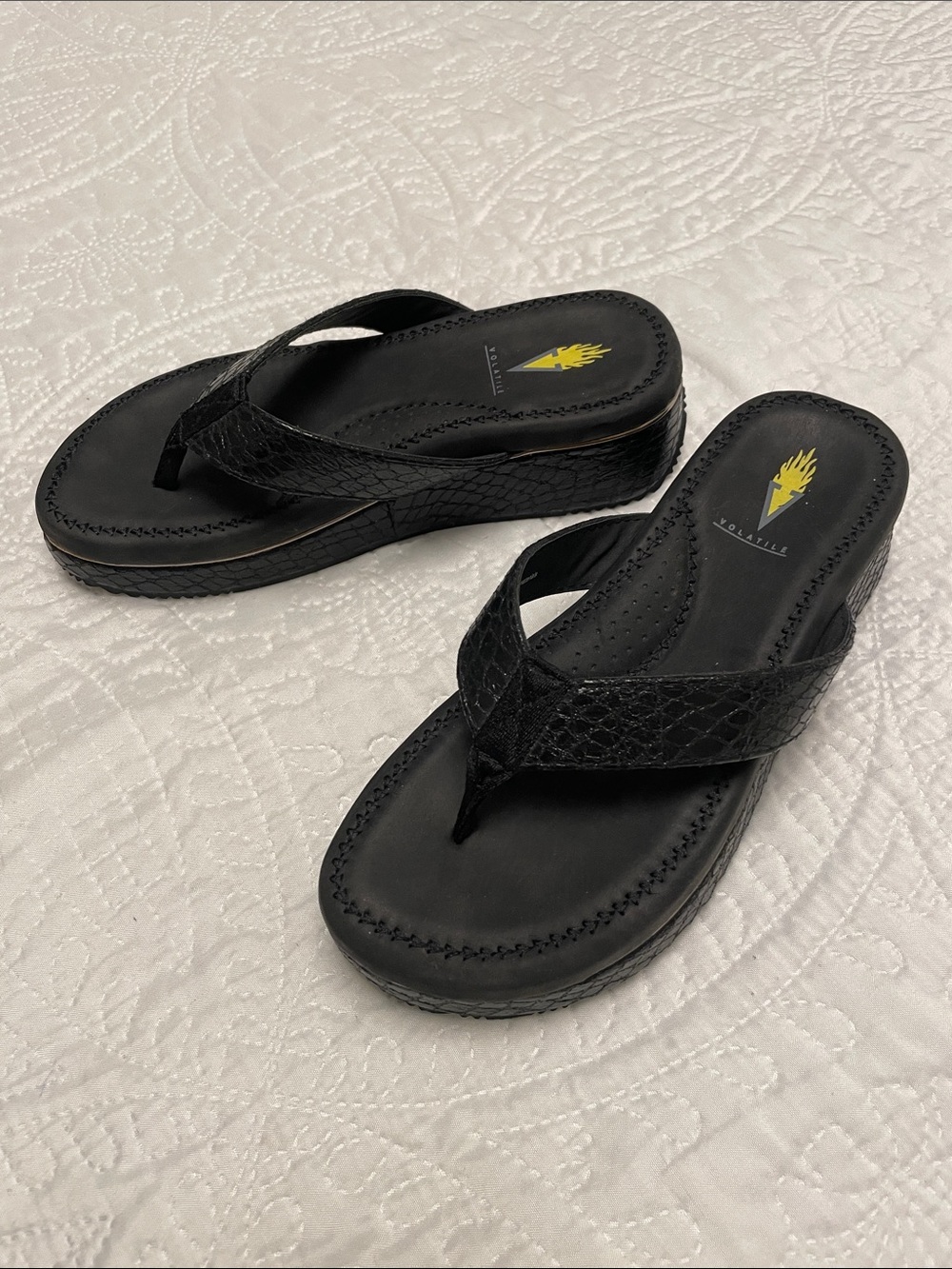 NWOT VOLATILE Women’s Mini CROCO Wedge Sandals Flip Flops Size 6 Black w/Gold
